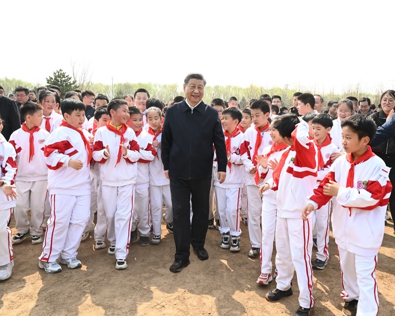 习近平在参加首都义务植树活动时强调：全民植树增绿 共建美丽中国